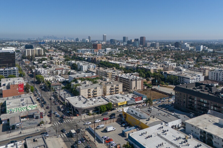 More Photos Of 310-315 S Robertson Blvd, Los Angeles Storefront For Lease
