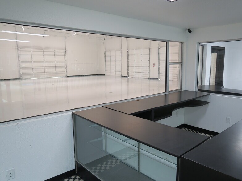 More Photos Of 5711 Star Ln, Houston Service For Lease
