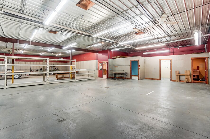 More Photos Of 20660 W Bowling Green Road, Weston Auto Repair For Lease