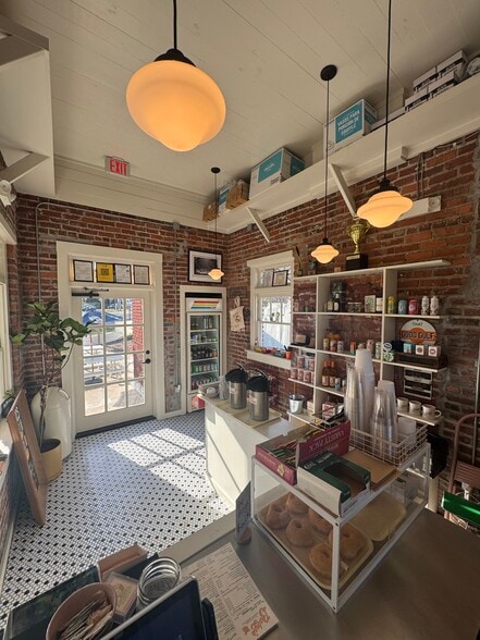 More Photos Of 410 E 37th St, Savannah Freestanding For Lease