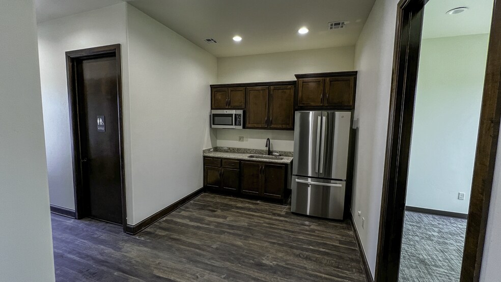 More Photos Of 922 SW 107th St, Oklahoma City Medical For Lease