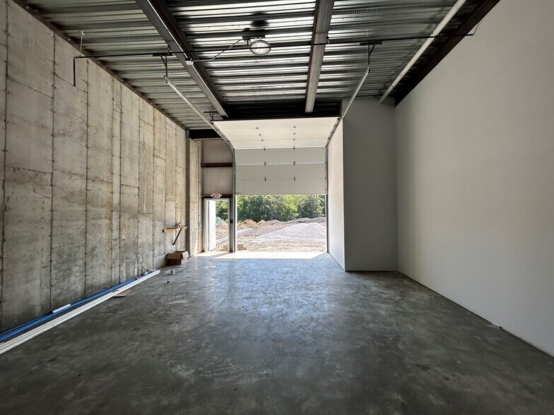 More Photos Of 199 Pickett District Rd, New Milford Warehouse For Lease