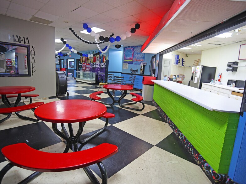 More Photos Of 3903 S Lamar Blvd, Oxford General Retail For Sale