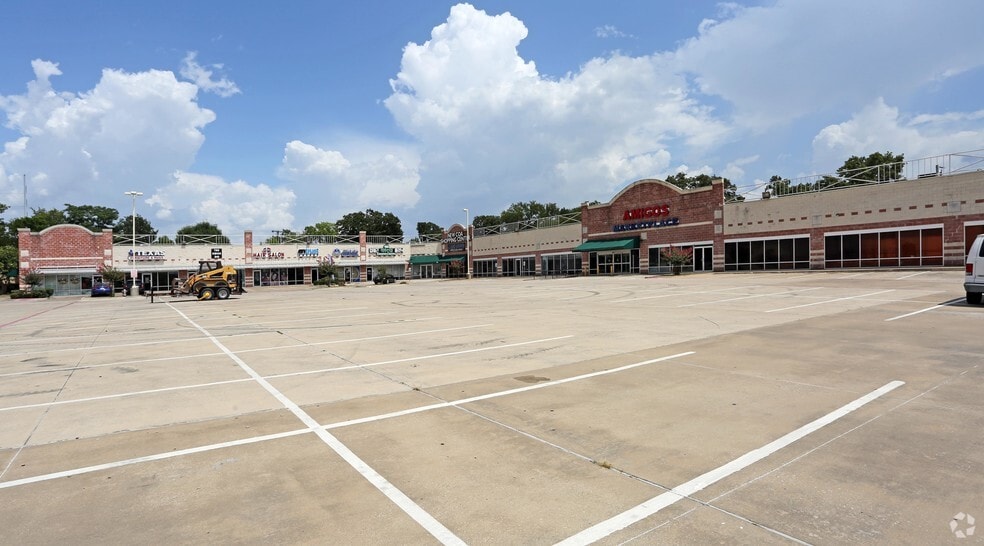 More Photos Of 3620 W Pioneer Dr, Irving Unknown For Lease