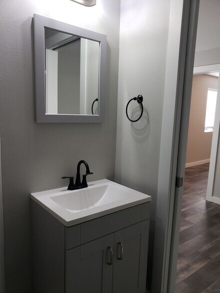 More Photos Of 612 NE Santiam Blvd, Mill City Multifamily For Sale