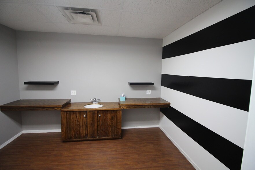 More Photos Of 126 Mayor Magrath Dr N, Lethbridge Storefront For Lease