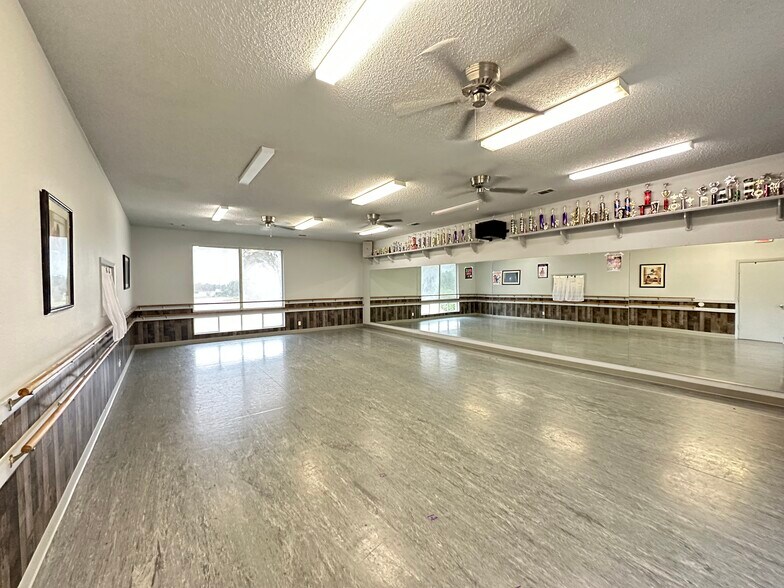 More Photos Of 1337 S Main St, Keller Freestanding For Sale