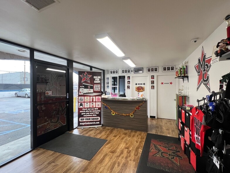 More Photos Of 8803-8811 Amigo Ave, Northridge Warehouse For Lease