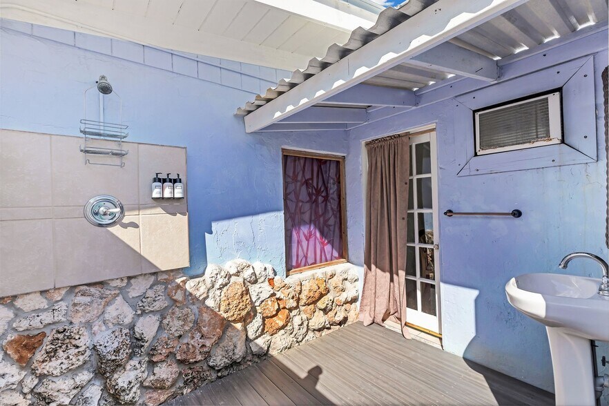 More Photos Of 243 61st St, Marathon Hotel For Sale