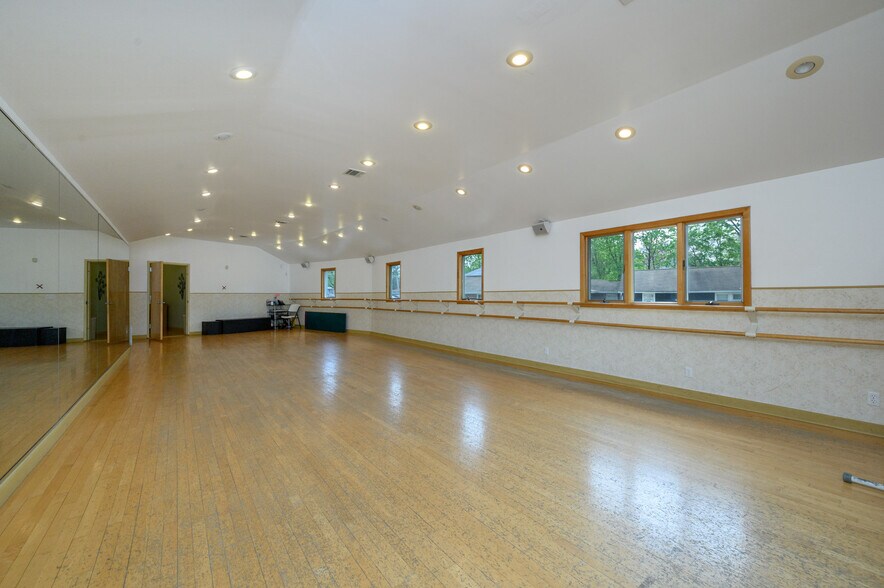More Photos Of 355 Buckelew Ave, Monroe Township Freestanding For Sale