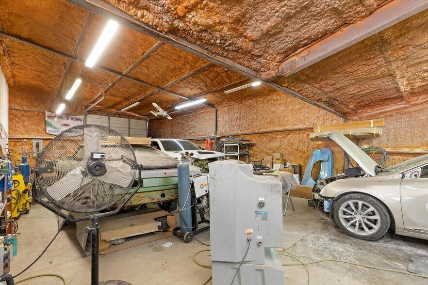 More Photos Of 725 Holmes Dr, Granbury Auto Repair For Sale