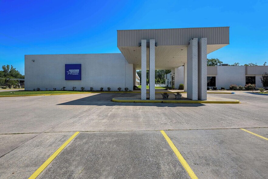 More Photos Of 2031 Military St S, Hamilton Hotel For Sale