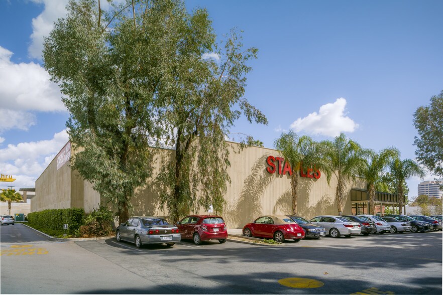 More Photos Of 21825 Erwin St, Woodland Hills Department Store For Sale