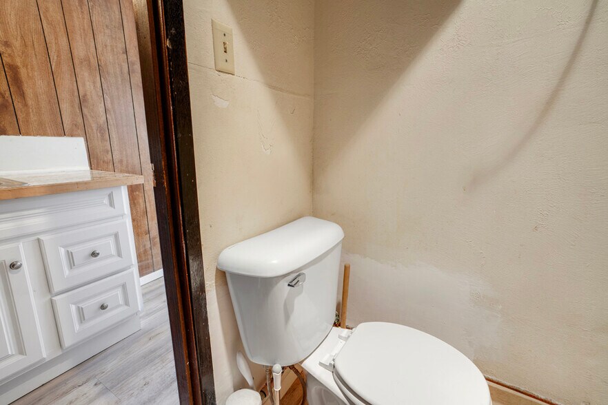 More Photos Of 1149-1159 SW 4th Ave, Ontario Office For Sale