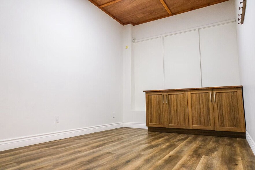 More Photos Of 155 E Beaver Creek Rd, Richmond Hill Office For Sale