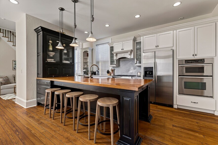 More Photos Of 17 W Park Ave, Savannah Office For Sale