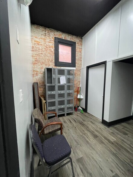 More Photos Of 26 W Broadway St, Shelbyville Office For Lease
