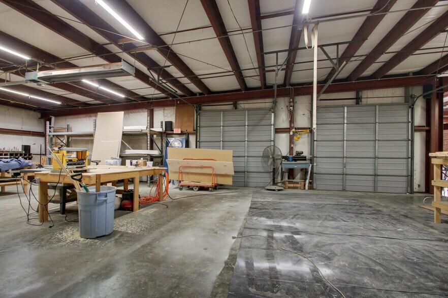 More Photos Of 301 S 7th St, Quincy Light Distribution For Sale