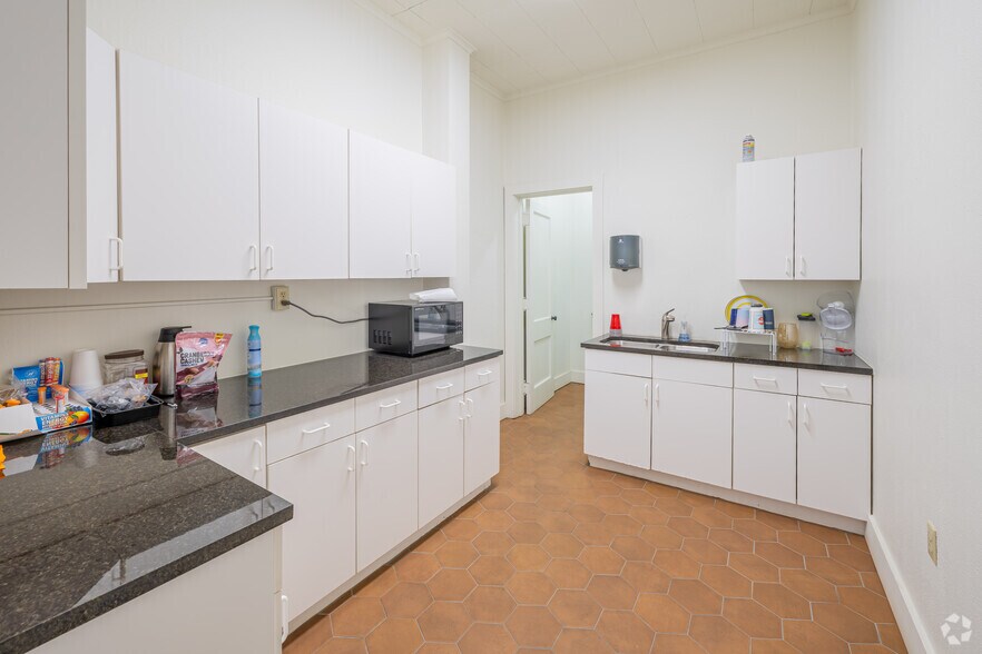 More Photos Of 124 NW 8th St, Oklahoma City Showroom For Sale