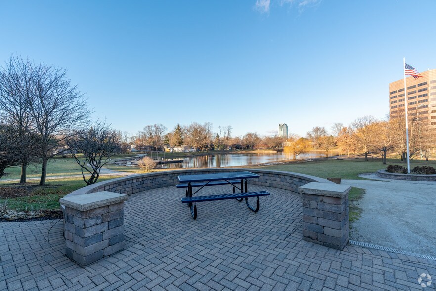 More Photos Of 17 W 110 22nd St, Oakbrook Terrace Office For Sale
