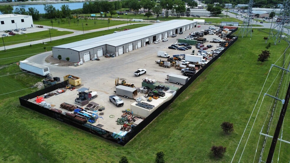 More Photos Of 5421 NW Beaver Dr, Johnston Warehouse For Lease