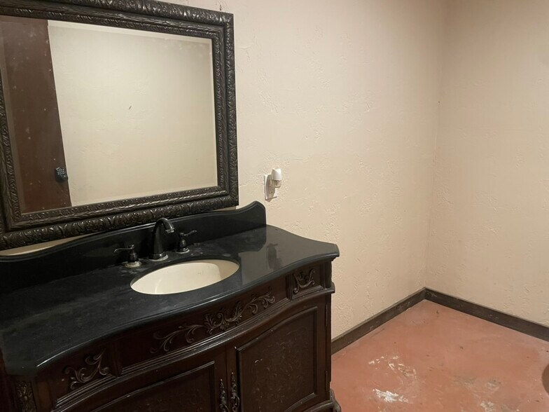 More Photos Of 189 Broadway St, Alba Storefront Retail Office For Sale