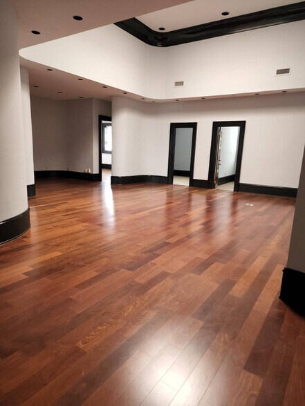 More Photos Of 3155 Roswell Rd NE, Atlanta Office For Sale