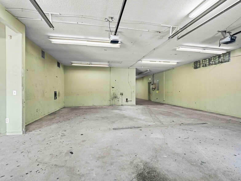 More Photos Of 5405 Illinois Rd, Fort Wayne Showroom For Sale