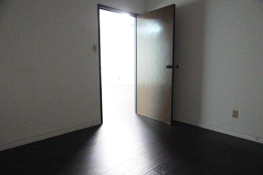 More Photos Of 501 Industrial Dr, Richardson Warehouse For Lease