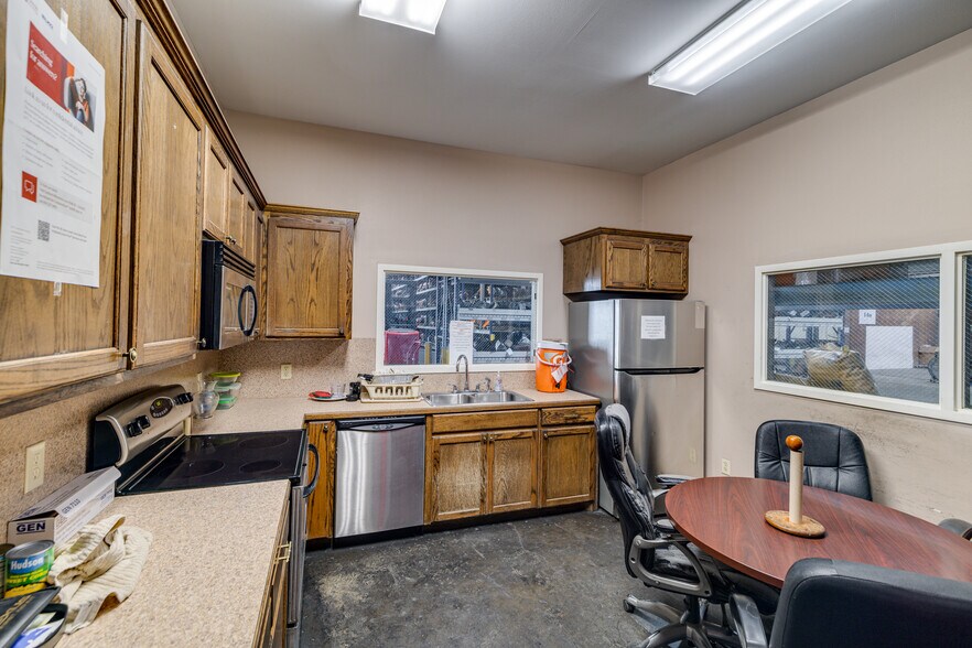 More Photos Of 208 Franklin Dr, West Monroe Distribution For Sale