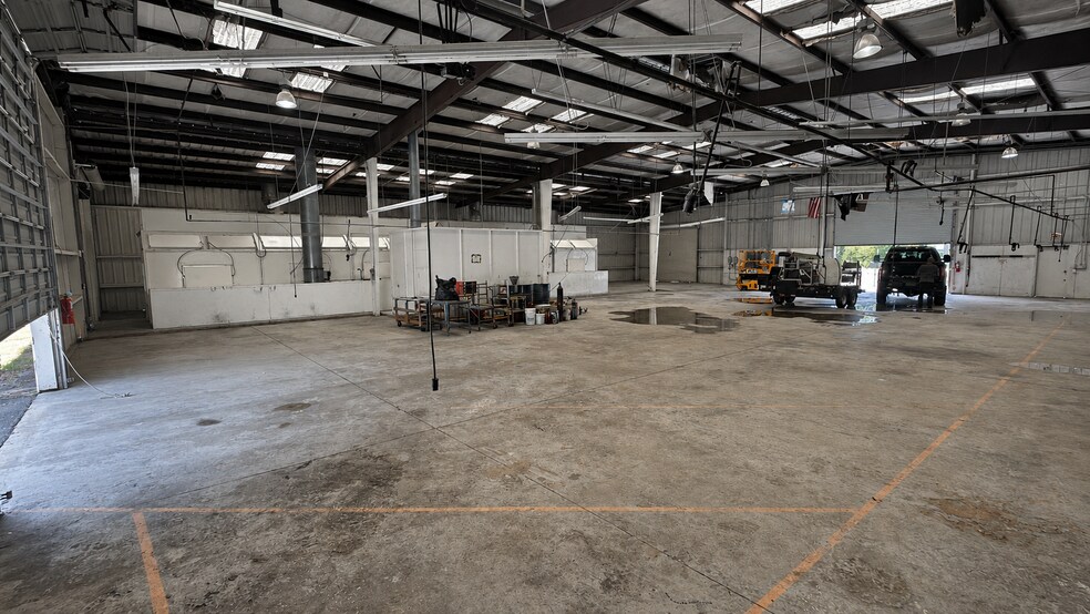 More Photos Of 10155 New Kings Rd, Jacksonville Warehouse For Lease