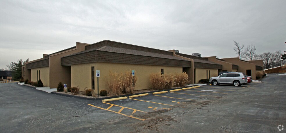 More Photos Of 8-20 Worthington Access Dr, Maryland Heights Flex For Lease