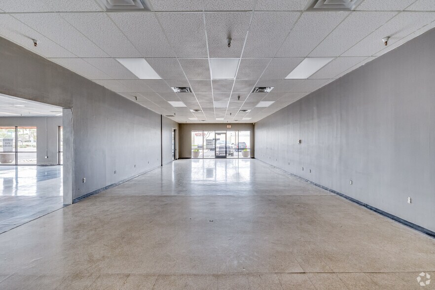 More Photos Of 1107 E Bell Rd, Phoenix General Retail For Lease