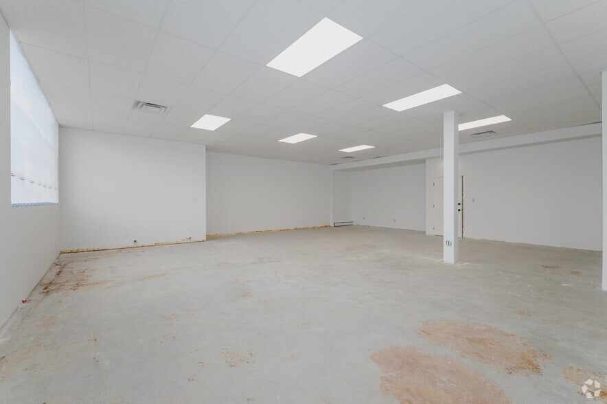 More Photos Of 340-390 Saskatoon St, London Showroom For Lease