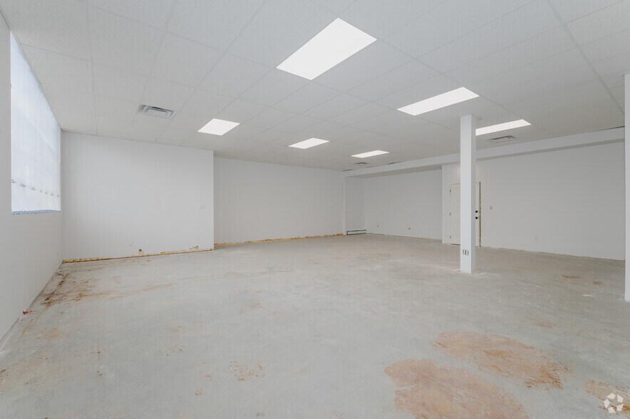 More Photos Of 340 Saskatoon St, London Showroom For Lease