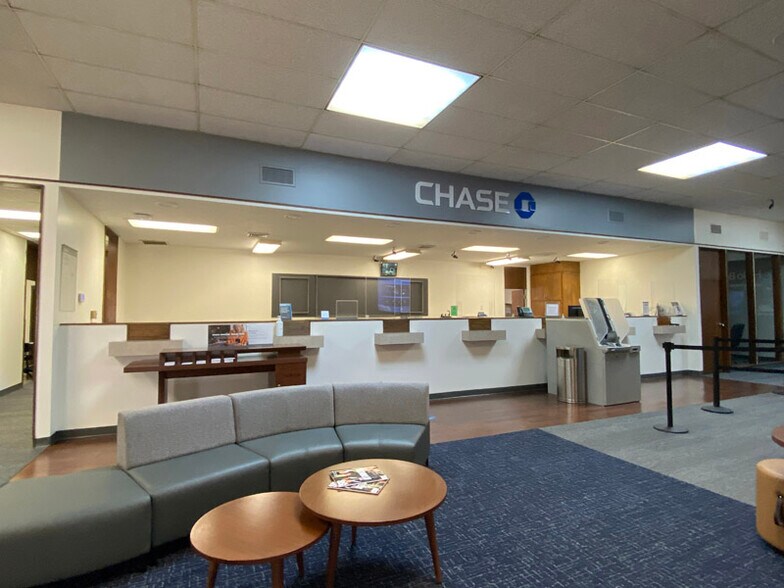 More Photos Of 1935 Airline Dr, Bossier City Bank For Sale