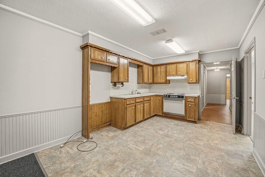 More Photos Of 240 W Green St, Stephenville Office For Sale