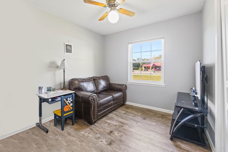 More Photos Of 1213 Main St, Chipley Office For Sale