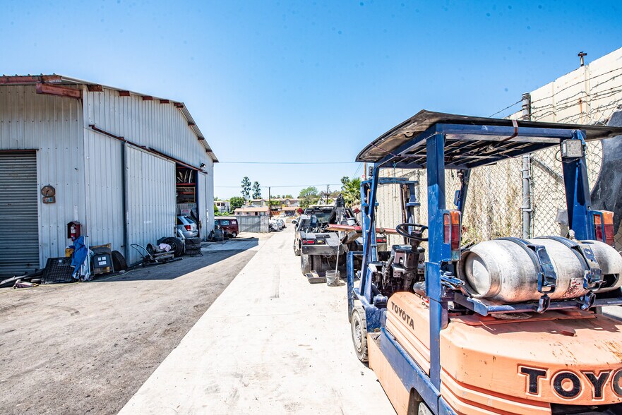 More Photos Of 1121-1135 Sweetwater Ln, Spring Valley Manufacturing For Lease