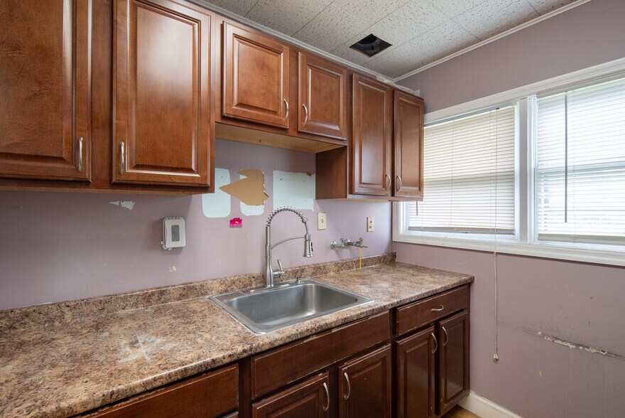 More Photos Of 1221 Altamont Ave, Schenectady Office For Sale