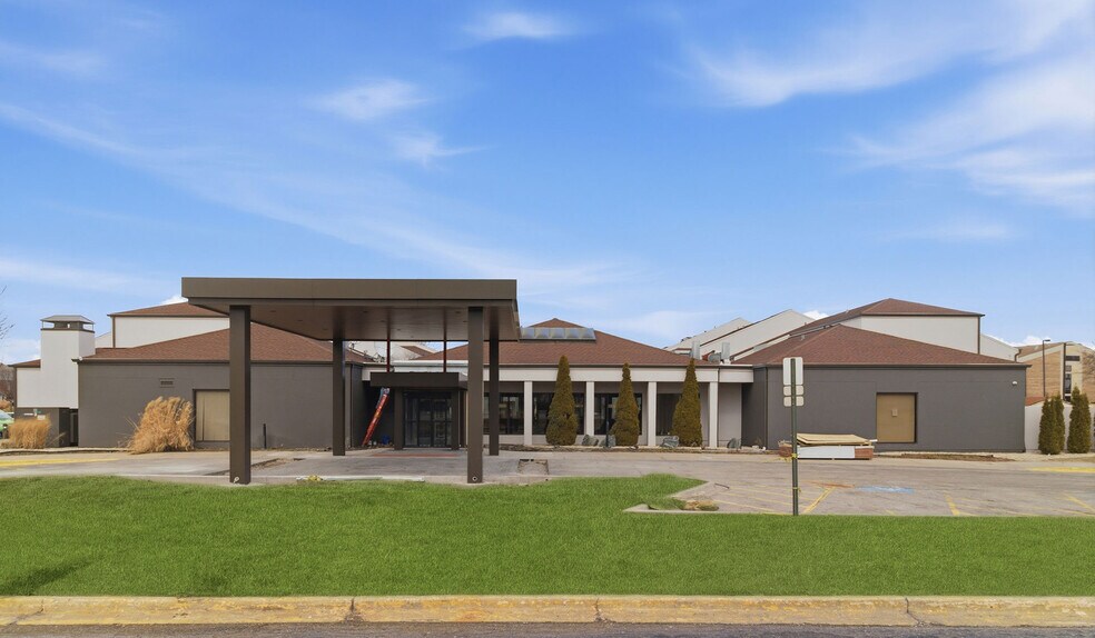 More Photos Of 100 West Algonquin Rd, Arlington Heights Hotel For Sale