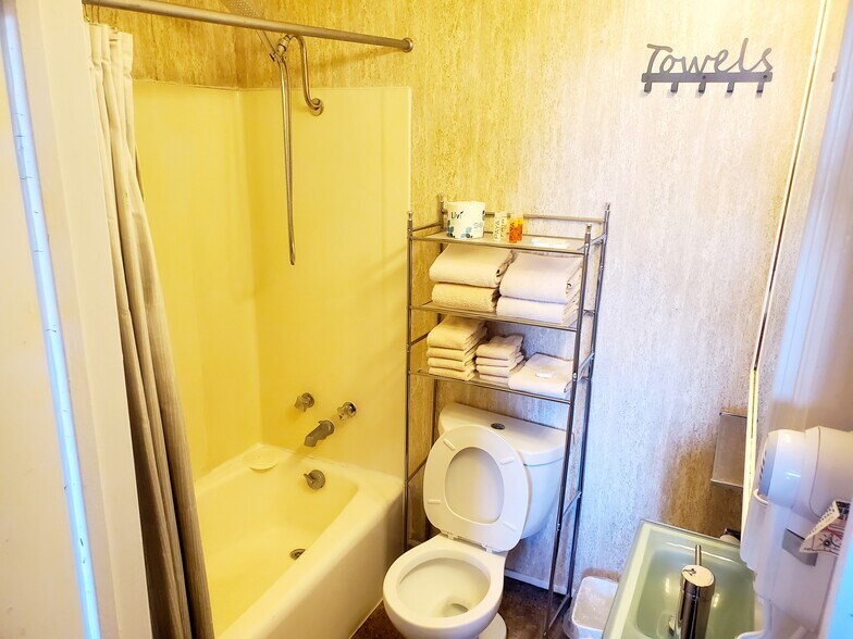 More Photos Of 925 1st Ave, Monte Vista Hotel For Sale