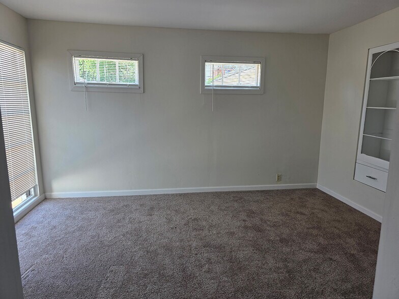 More Photos Of 968 NW Division St, Gresham Office For Lease