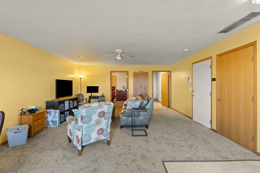 More Photos Of 645 E Lasalle St, Somonauk Showroom For Lease