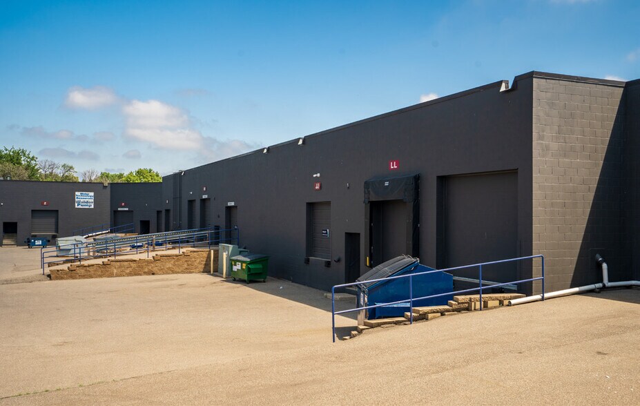 More Photos Of 9201 E Bloomington Fwy, Bloomington Distribution For Lease