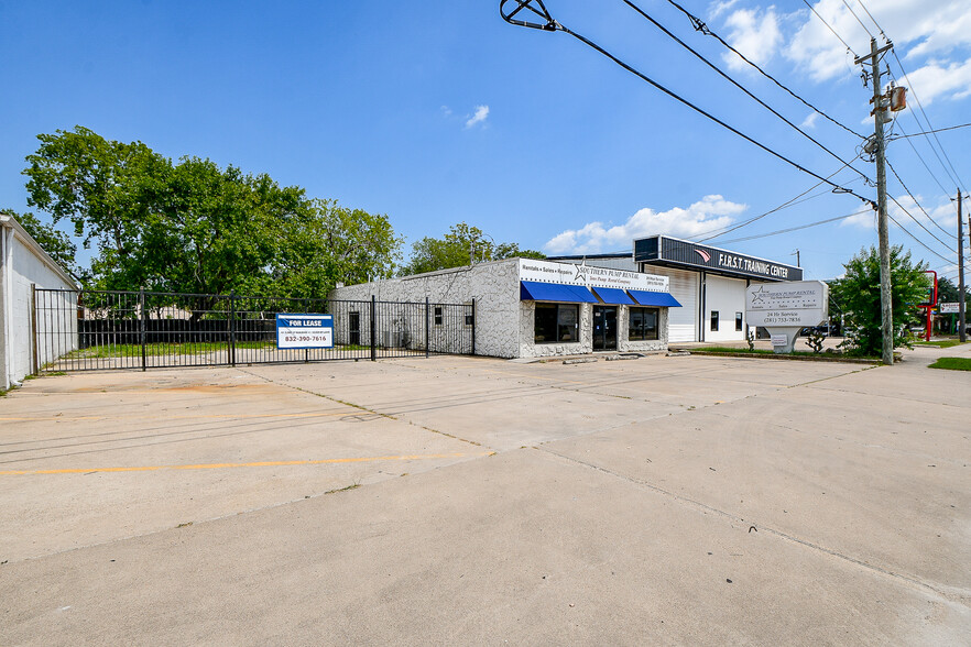 Primary Photo Of 1009 Center St, Deer Park Light Manufacturing For Sale