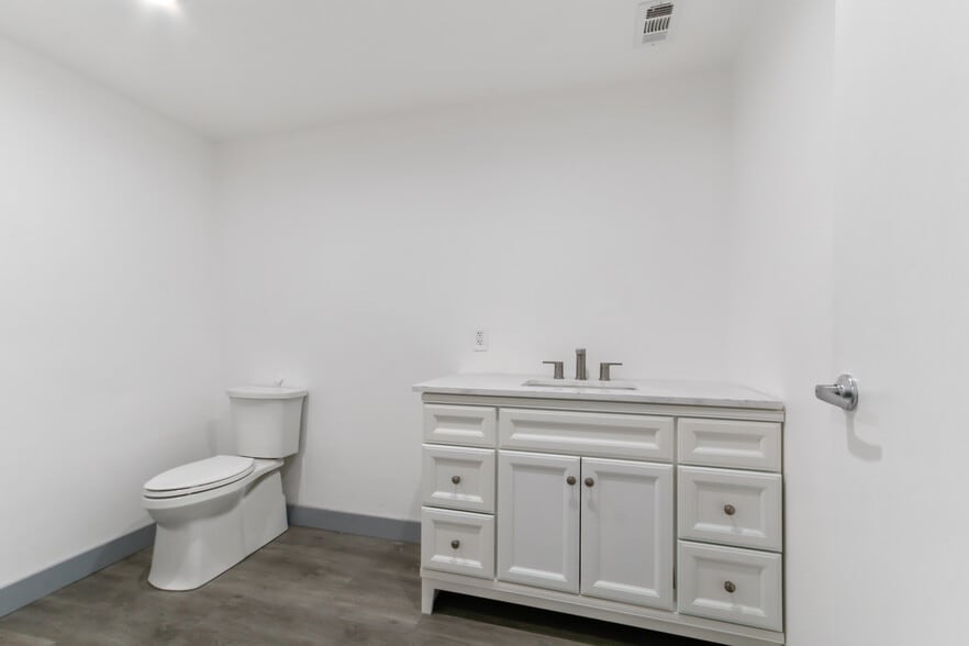 More Photos Of 245 Fischer Ave, Costa Mesa Light Manufacturing For Lease