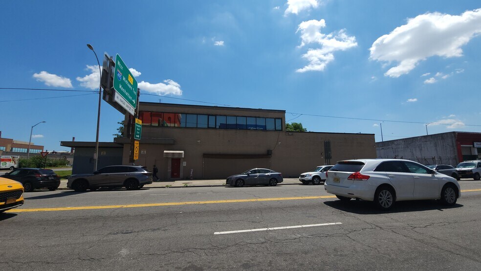 More Photos Of 4939 Van Dam St, Long Island City Warehouse For Lease
