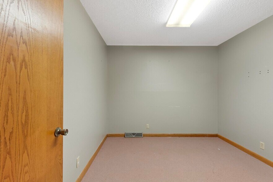 More Photos Of 327 E Airport Dr, Carthage Medical For Sale
