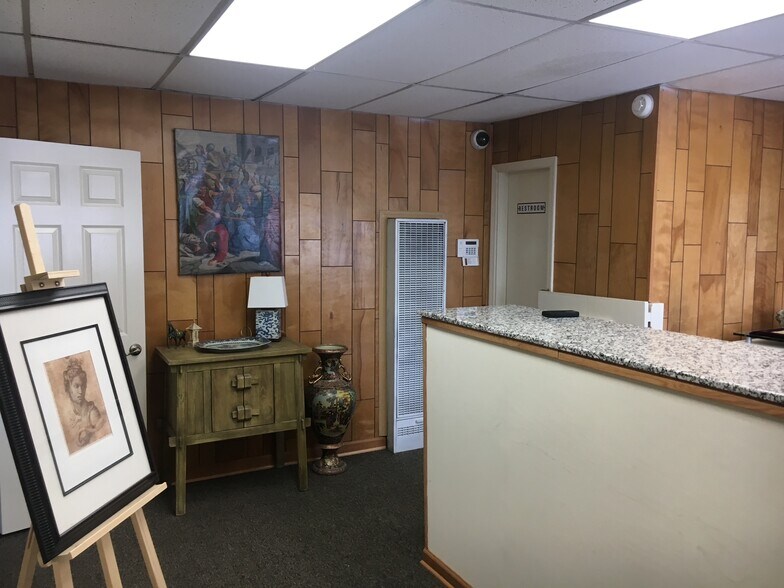 More Photos Of 2200 W Burbank Blvd, Burbank Storefront Retail Office For Sale